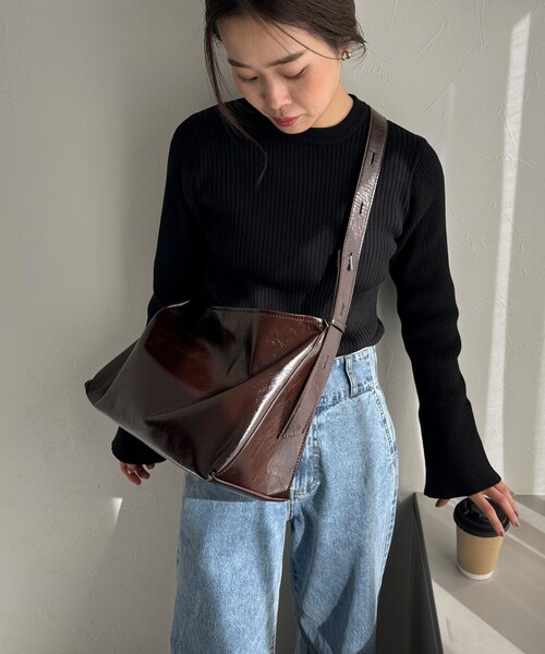 fredy emue（フレディエミュ）の「フェイクレザービッグショルダーバッグ（ショルダーバッグ・レディース・ブラック/ダークブラウン・FREE）」の4枚目の写真