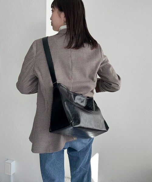 fredy emue（フレディエミュ）の「フェイクレザービッグショルダーバッグ（ショルダーバッグ・レディース・ブラック/ダークブラウン・FREE）」の5枚目の写真