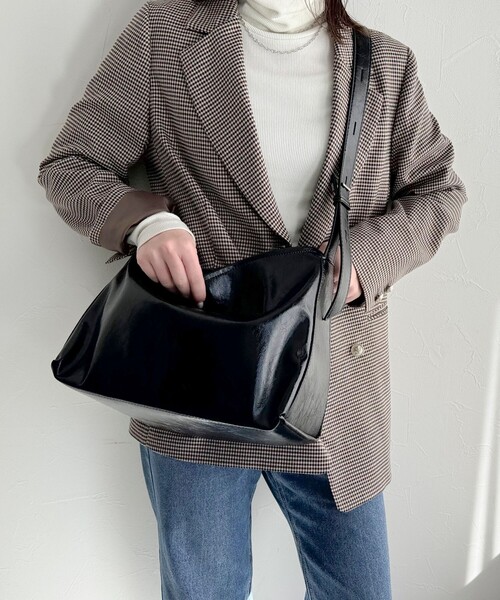 fredy emue（フレディエミュ）の「フェイクレザービッグショルダーバッグ（ショルダーバッグ・レディース・ブラック/ダークブラウン・FREE）」の6枚目の写真