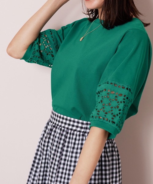 BELLUNA PLUS(ベルーナ)の「袖レース切替デザインプルオーバー(Tシャツ/カットソー・レディース・ブラック/オフホワイト/マスタード/グリーン・MEDIUM/LARGE/X-LARGE/SMALL)」の1枚目の写真