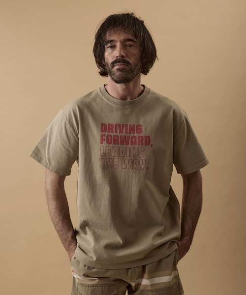 GORDON MILLER(ゴードンミラー)の「GORDON MILLER(ゴードンミラー) DRIVING FORWARDプリントTee 001(Tシャツ/カットソー・メンズ・ホワイト/ベージュ・M/L/XL)」の1枚目の写真