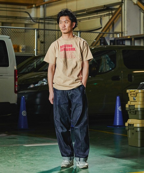 GORDON MILLER(ゴードンミラー)の「GORDON MILLER(ゴードンミラー) DRIVING FORWARDプリントTee 001(Tシャツ/カットソー・メンズ・ホワイト/ベージュ・M/L/XL)」の6枚目の写真