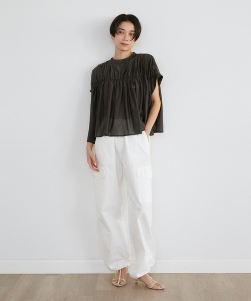 Luftrobe(ルフトローブ)の「タックキャザーカットブラウス(Tシャツ/カットソー・レディース・ブラック/グレイッシュベージュ・9号)」の4枚目の写真