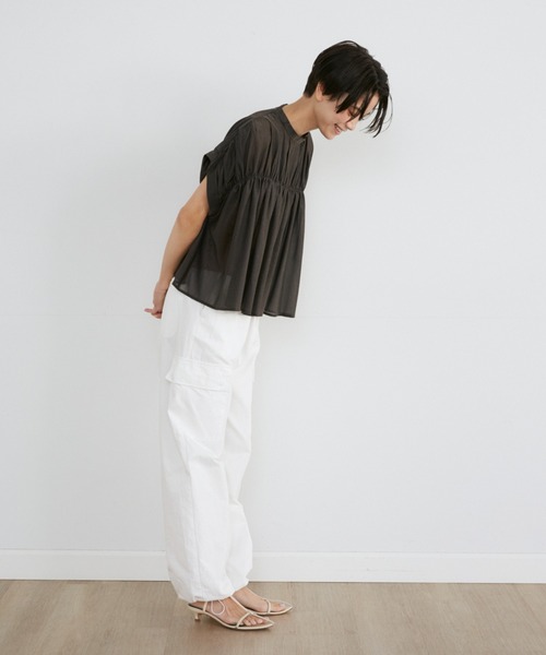 Luftrobe(ルフトローブ)の「タックキャザーカットブラウス(Tシャツ/カットソー・レディース・ブラック/グレイッシュベージュ・9号)」の5枚目の写真