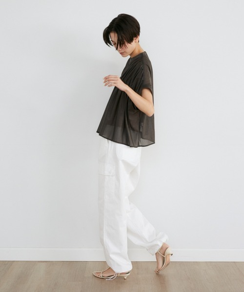 Luftrobe(ルフトローブ)の「タックキャザーカットブラウス(Tシャツ/カットソー・レディース・ブラック/グレイッシュベージュ・9号)」の7枚目の写真