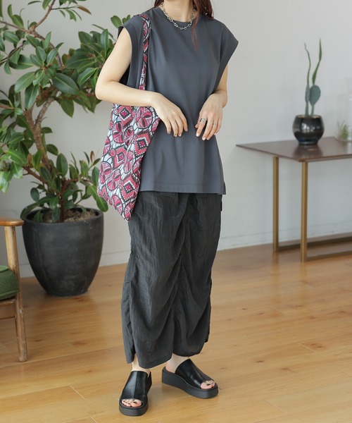 LEPSIM(レプシィム)の「【3つの機能付き】デザインチュニックノースリーブ 104202(Tシャツ/カットソー・レディース・サンドベージュ/オレンジ/チャコールグレー/オフホワイト/レッド/ブラック×ホワイト/ライトブルー・FREE)」の21枚目の写真