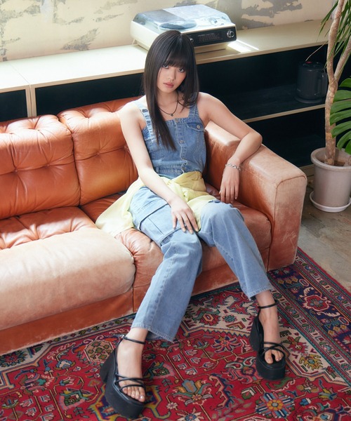 ENVYM（アンビー）の「デニムカーゴオールインワン（サロペット/オーバーオール・レディース・ブルー・SMALL/MEDIUM）」の5枚目の写真