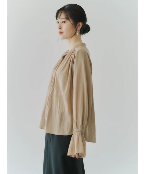 YECCA VECCA（イェッカヴェッカ）の「キャンディスリーブギャザーブラウス（シャツ/ブラウス・レディース・ライトベージュ/チャコールグレー/ベージュ・FREE）」の6枚目の写真
