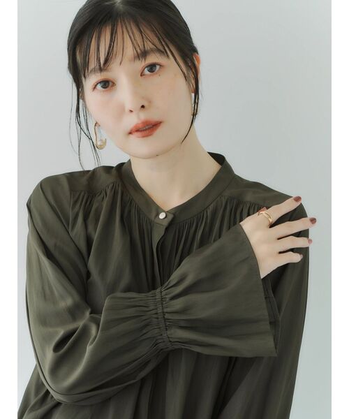 YECCA VECCA（イェッカヴェッカ）の「キャンディスリーブギャザーブラウス（シャツ/ブラウス・レディース・ライトベージュ/チャコールグレー/ベージュ・FREE）」の17枚目の写真