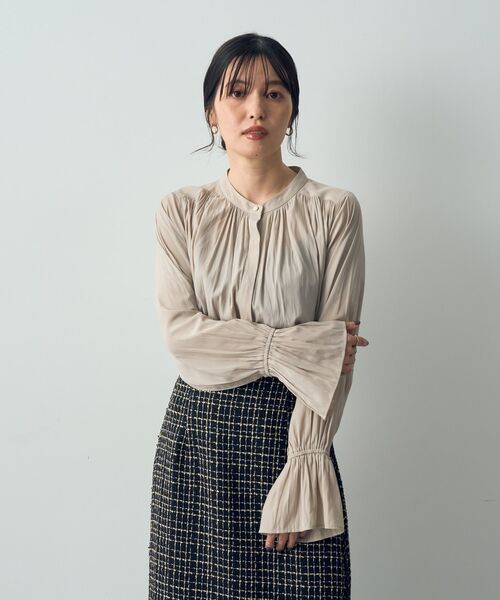 YECCA VECCA（イェッカヴェッカ）の「キャンディスリーブギャザーブラウス（シャツ/ブラウス・レディース・ライトベージュ/チャコールグレー/ベージュ・FREE）」の3枚目の写真