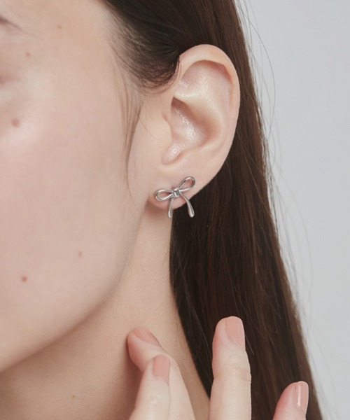 ciite' surgical stainless(シーテサージカルステンレス)の「【 金属アレルギー対応 】 リボンピアス サージカルステンレス (両耳用)(ピアス(両耳用)・レディース・ゴールド/シルバー/ピンクゴールド・FREE)」の2枚目の写真