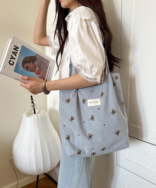 Mignonjour（ミニョンジュール）の「Mignonjour/くまコーデュロイトートバッグ M2596（トートバッグ・レディース・ベージュ/ホワイト/ブルー/ピンク・FREE）」の3枚目の写真