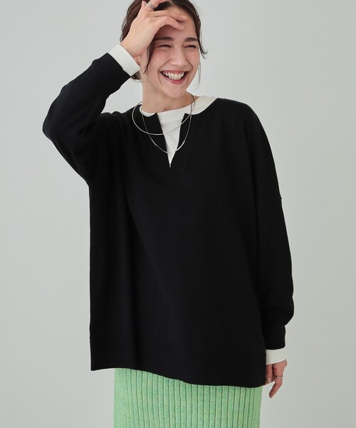 SHOO・LA・RUE（シューラルー）の「【洗える】レイヤードコーデも楽しめる もちもちVネックニット（ニット/セーター・レディース・グレー/ベージュ/ブラック・00）」の2枚目の写真