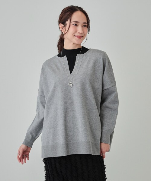 SHOO・LA・RUE（シューラルー）の「【洗える】レイヤードコーデも楽しめる もちもちVネックニット（ニット/セーター・レディース・グレー/ベージュ/ブラック・00）」の21枚目の写真
