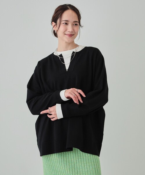 SHOO・LA・RUE（シューラルー）の「【洗える】レイヤードコーデも楽しめる もちもちVネックニット（ニット/セーター・レディース・グレー/ベージュ/ブラック・00）」の17枚目の写真