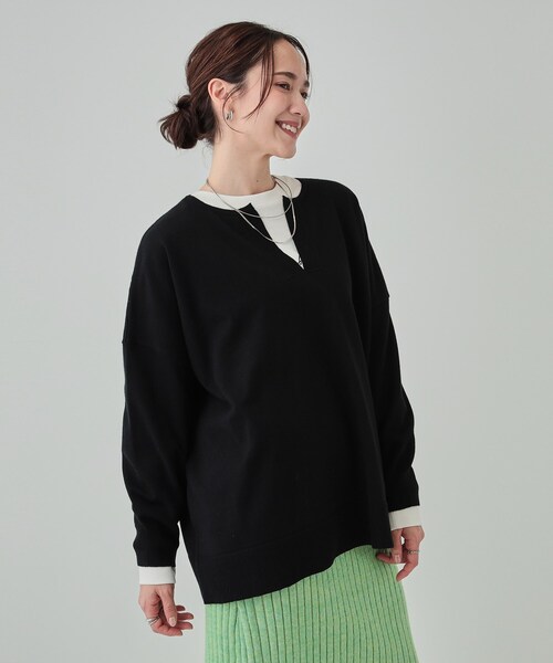 SHOO・LA・RUE（シューラルー）の「【洗える】レイヤードコーデも楽しめる もちもちVネックニット（ニット/セーター・レディース・グレー/ベージュ/ブラック・00）」の16枚目の写真