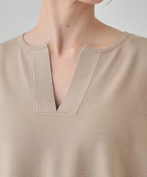 SHOO・LA・RUE（シューラルー）の「【洗える】レイヤードコーデも楽しめる もちもちVネックニット（ニット/セーター・レディース・グレー/ベージュ/ブラック・00）」の6枚目の写真