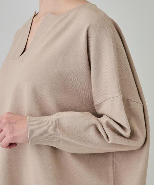 SHOO・LA・RUE（シューラルー）の「【洗える】レイヤードコーデも楽しめる もちもちVネックニット（ニット/セーター・レディース・グレー/ベージュ/ブラック・00）」の5枚目の写真