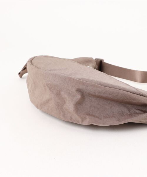 NIKE(ナイキ)の「【NIKE】AURA CRESCENT CROSSBODY(ショルダーバッグ・レディース・チャコールグレー・FREE)」の3枚目の写真