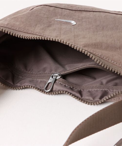 NIKE(ナイキ)の「【NIKE】AURA CRESCENT CROSSBODY(ショルダーバッグ・レディース・チャコールグレー・FREE)」の4枚目の写真