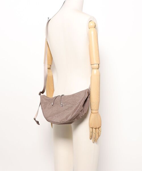 NIKE(ナイキ)の「【NIKE】AURA CRESCENT CROSSBODY(ショルダーバッグ・レディース・チャコールグレー・FREE)」の5枚目の写真