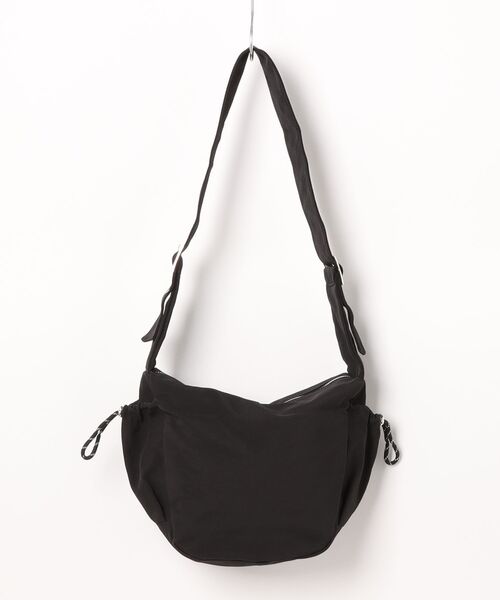 florist（フローリスト）の「【A4収納可・撥水加工】ストリートカジュアルワンショルダーバッグ(2size L/M)（メッセンジャーバッグ・レディース・ブラック系2/ベージュ系1/ベージュ系2/ブラック系1/オレンジ系2/オレンジ系1・M/L）」の16枚目の写真