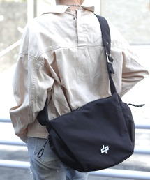 ショルダーバッグ メッセンジャーバッグ 大容量」に該当する