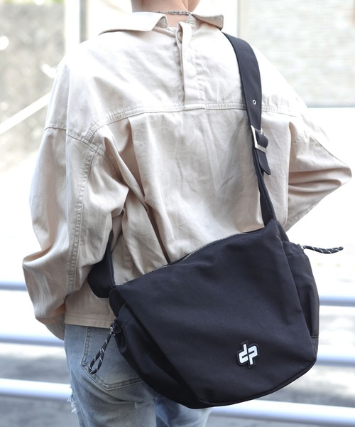 florist（フローリスト）の「【A4収納可・撥水加工】ストリートカジュアルワンショルダーバッグ(2size L/M)（メッセンジャーバッグ・レディース・ブラック系2/ベージュ系1/ベージュ系2/ブラック系1/オレンジ系2/オレンジ系1・M/L）」の2枚目の写真