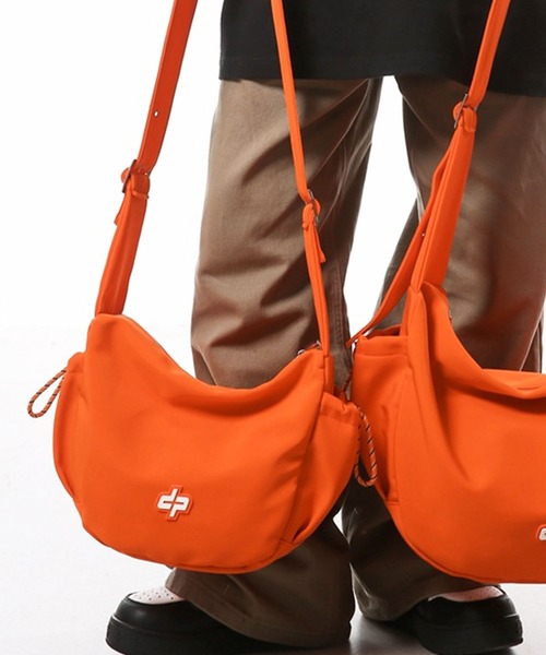 florist（フローリスト）の「【A4収納可・撥水加工】ストリートカジュアルワンショルダーバッグ(2size L/M)（メッセンジャーバッグ・レディース・ブラック系2/ベージュ系1/ベージュ系2/ブラック系1/オレンジ系2/オレンジ系1・M/L）」の6枚目の写真