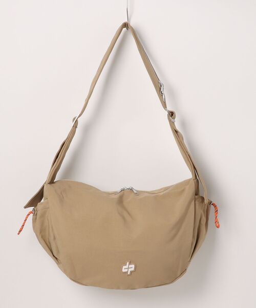 florist（フローリスト）の「【A4収納可・撥水加工】ストリートカジュアルワンショルダーバッグ(2size L/M)（メッセンジャーバッグ・レディース・ブラック系2/ベージュ系1/ベージュ系2/ブラック系1/オレンジ系2/オレンジ系1・M/L）」の18枚目の写真