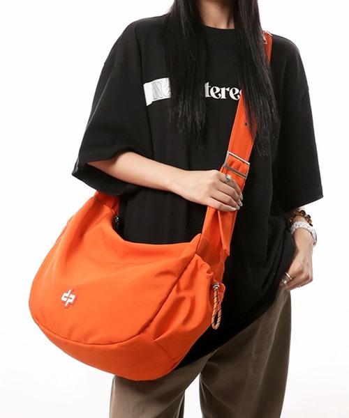 florist（フローリスト）の「【A4収納可・撥水加工】ストリートカジュアルワンショルダーバッグ(2size L/M)（メッセンジャーバッグ・レディース・ブラック系2/ベージュ系1/ベージュ系2/ブラック系1/オレンジ系2/オレンジ系1・M/L）」の7枚目の写真