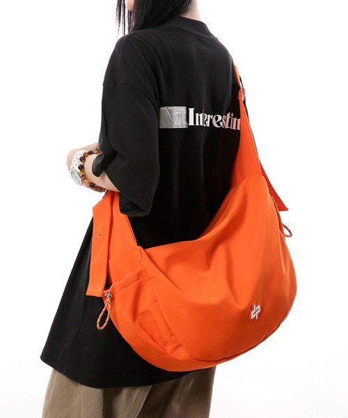 florist（フローリスト）の「【A4収納可・撥水加工】ストリートカジュアルワンショルダーバッグ(2size L/M)（メッセンジャーバッグ・レディース・ブラック系2/ベージュ系1/ベージュ系2/ブラック系1/オレンジ系2/オレンジ系1・M/L）」の8枚目の写真