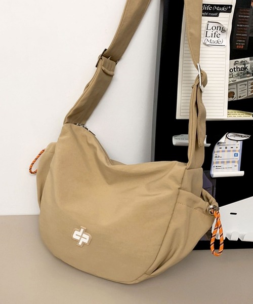 florist（フローリスト）の「【A4収納可・撥水加工】ストリートカジュアルワンショルダーバッグ(2size L/M)（メッセンジャーバッグ・レディース・ブラック系2/ベージュ系1/ベージュ系2/ブラック系1/オレンジ系2/オレンジ系1・M/L）」の11枚目の写真