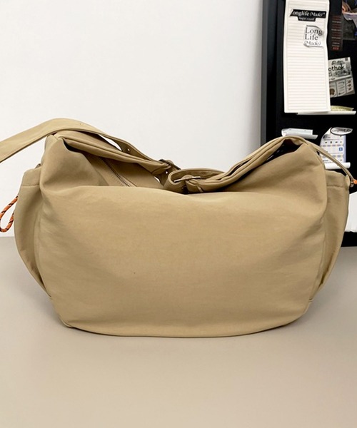 florist（フローリスト）の「【A4収納可・撥水加工】ストリートカジュアルワンショルダーバッグ(2size L/M)（メッセンジャーバッグ・レディース・ブラック系2/ベージュ系1/ベージュ系2/ブラック系1/オレンジ系2/オレンジ系1・M/L）」の14枚目の写真