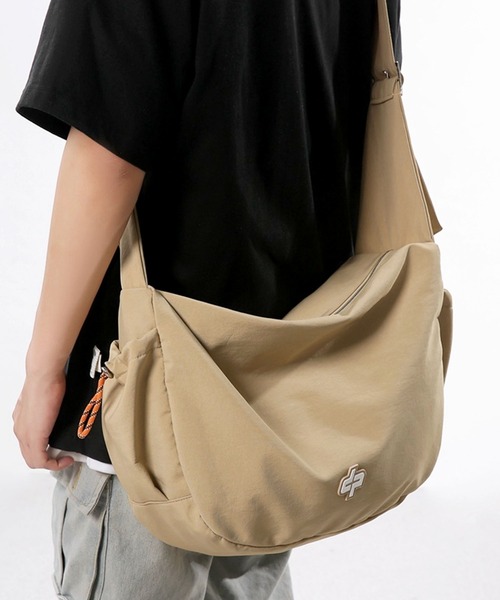 florist（フローリスト）の「【A4収納可・撥水加工】ストリートカジュアルワンショルダーバッグ(2size L/M)（メッセンジャーバッグ・レディース・ブラック系2/ベージュ系1/ベージュ系2/ブラック系1/オレンジ系2/オレンジ系1・M/L）」の10枚目の写真