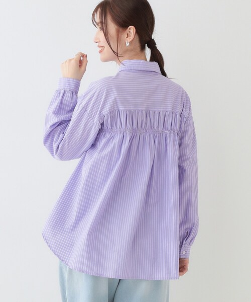 SHOO・LA・RUE（シューラルー）の「【洗える】バックギャザーがポイント 綿ワッシャー前開きシャツ（シャツ/ブラウス・レディース・ホワイト/ベージュ系その他2/グリーン系/ブルー系7/パープル系1・03/02/04/01）」の5枚目の写真