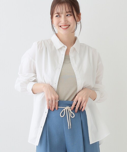 SHOO・LA・RUE（シューラルー）の「【洗える】バックギャザーがポイント 綿ワッシャー前開きシャツ（シャツ/ブラウス・レディース・ホワイト/ベージュ系その他2/グリーン系/ブルー系7/パープル系1・03/02/04/01）」の2枚目の写真