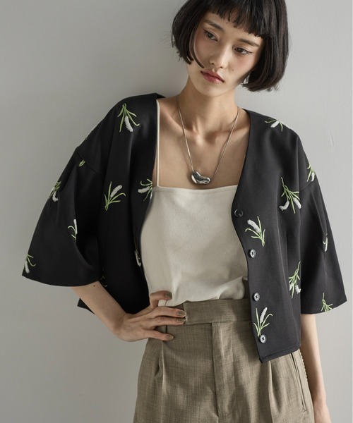 THE YOn（ザヨン）の「フラワーエンブロイダリータックスリーブクロップドブラウス（シャツ/ブラウス・レディース・ベージュ/ブラック・FREE）」の6枚目の写真