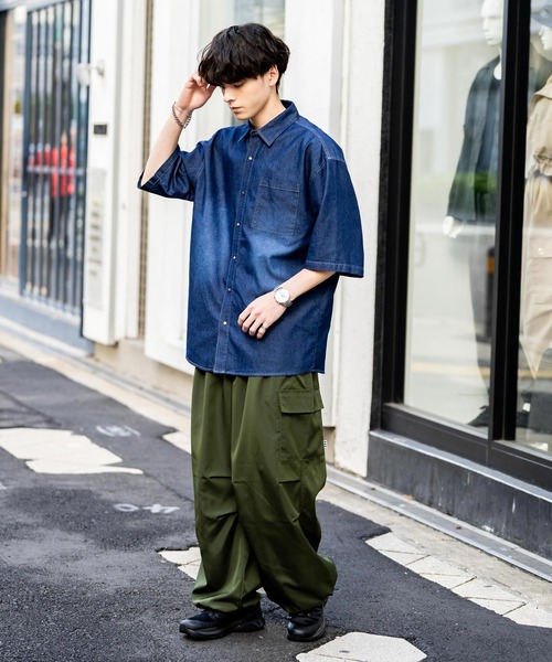 Rocky Monroe(ロッキーモンロー)の「オーバーサイズユーズドケミカルウォッシュ加工半袖デニムシャツ(シャツ/ブラウス・メンズ・ブラック/インディゴブルー/ブルー/ケミカルウォッシュ/ライトブラック・M/L/XL)」の6枚目の写真