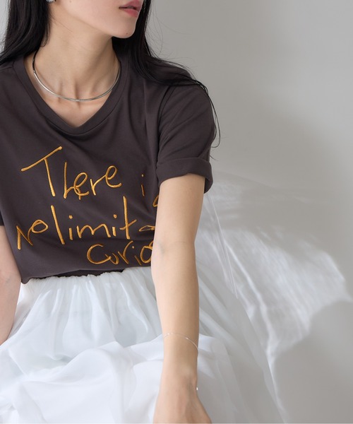 &. NOSTALGIA(アンドドットノスタルジア)の「【ZOZO限定】手書き風ロゴ刺繍Tシャツ(Tシャツ/カットソー・レディース・オフホワイト/ブラック/ブラウン・M)」の3枚目の写真
