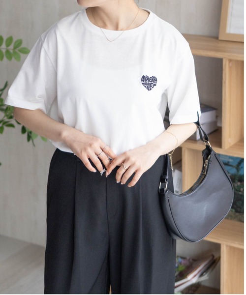 NAVY(ネイビー)の「NAVY ハートロゴ刺繍Tシャツ(Tシャツ/カットソー・レディース・ブラック/ホワイト/チャコールグレー・M/L)」の6枚目の写真