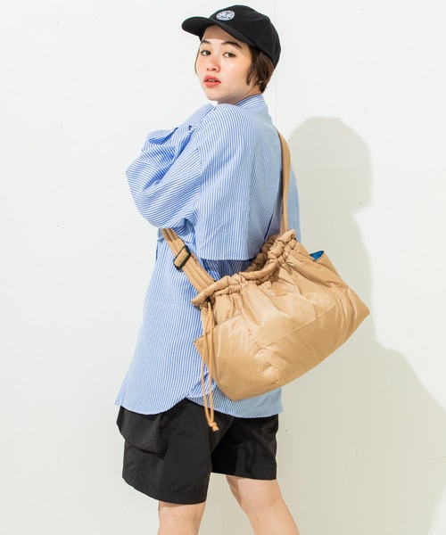 ACCOMMODE（アコモデ）の「メッセンジャーショルダー（ショルダーバッグ・レディース・ベージュ/オレンジ/ブラック・FREE）」の2枚目の写真