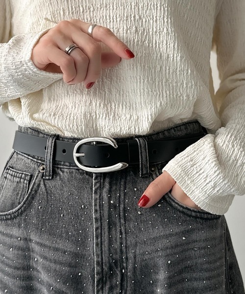 classicalelf（クラシカルエルフ）の「コーデにひとさじ、高級感。牛床革アソートバックルレザーベルト（ベルト・レディース・ブラック系2/ブラック系1/ダークブラウン系2/ダークブラウン系1/ブラック系3/ブラック系4・ONE SIZE）」の2枚目の写真
