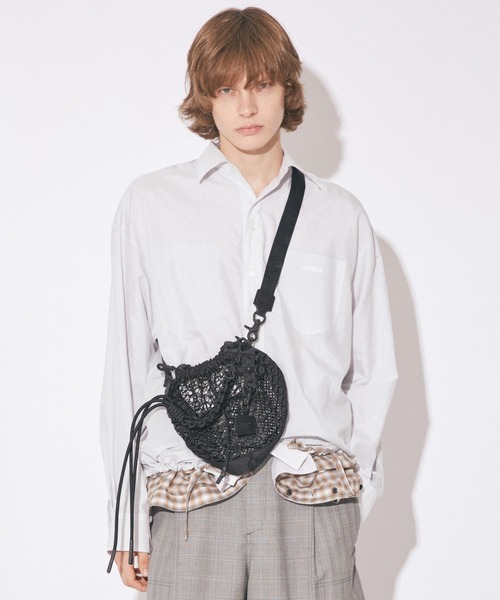 beautiful people（ビューティフルピープル）の「over engineering   mini drawstring strap bag（ショルダーバッグ・レディース・ブラック・FREE）」の4枚目の写真