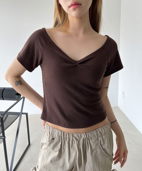 4INT.(フォイント)の「Vネック シャーリング スリムフィット リブ クロップド 半袖 Tシャツ(Tシャツ/カットソー・レディース・ホワイト/ブラック/グレー/ブラウン・FREE)」の1枚目の写真
