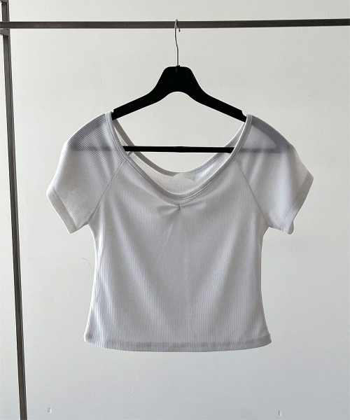 4INT.(フォイント)の「Vネック シャーリング スリムフィット リブ クロップド 半袖 Tシャツ(Tシャツ/カットソー・レディース・ホワイト/ブラック/グレー/ブラウン・FREE)」の2枚目の写真