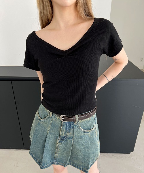 4INT.(フォイント)の「Vネック シャーリング スリムフィット リブ クロップド 半袖 Tシャツ(Tシャツ/カットソー・レディース・ホワイト/ブラック/グレー/ブラウン・FREE)」の3枚目の写真