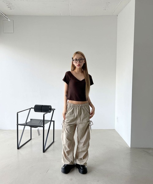 4INT.(フォイント)の「Vネック シャーリング スリムフィット リブ クロップド 半袖 Tシャツ(Tシャツ/カットソー・レディース・ホワイト/ブラック/グレー/ブラウン・FREE)」の5枚目の写真