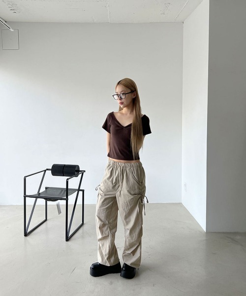 4INT.(フォイント)の「Vネック シャーリング スリムフィット リブ クロップド 半袖 Tシャツ(Tシャツ/カットソー・レディース・ホワイト/ブラック/グレー/ブラウン・FREE)」の7枚目の写真