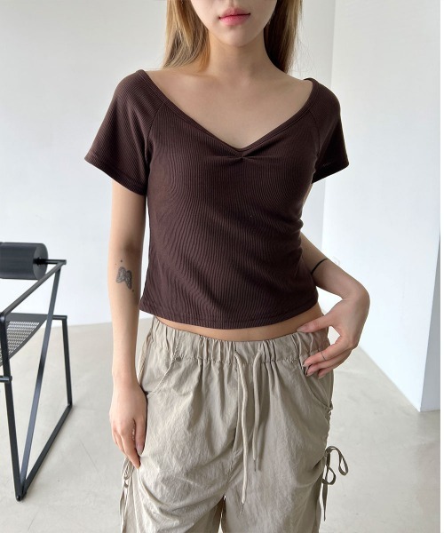 4INT.(フォイント)の「Vネック シャーリング スリムフィット リブ クロップド 半袖 Tシャツ(Tシャツ/カットソー・レディース・ホワイト/ブラック/グレー/ブラウン・FREE)」の8枚目の写真